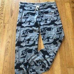 MONROW camo sweats *size medium*